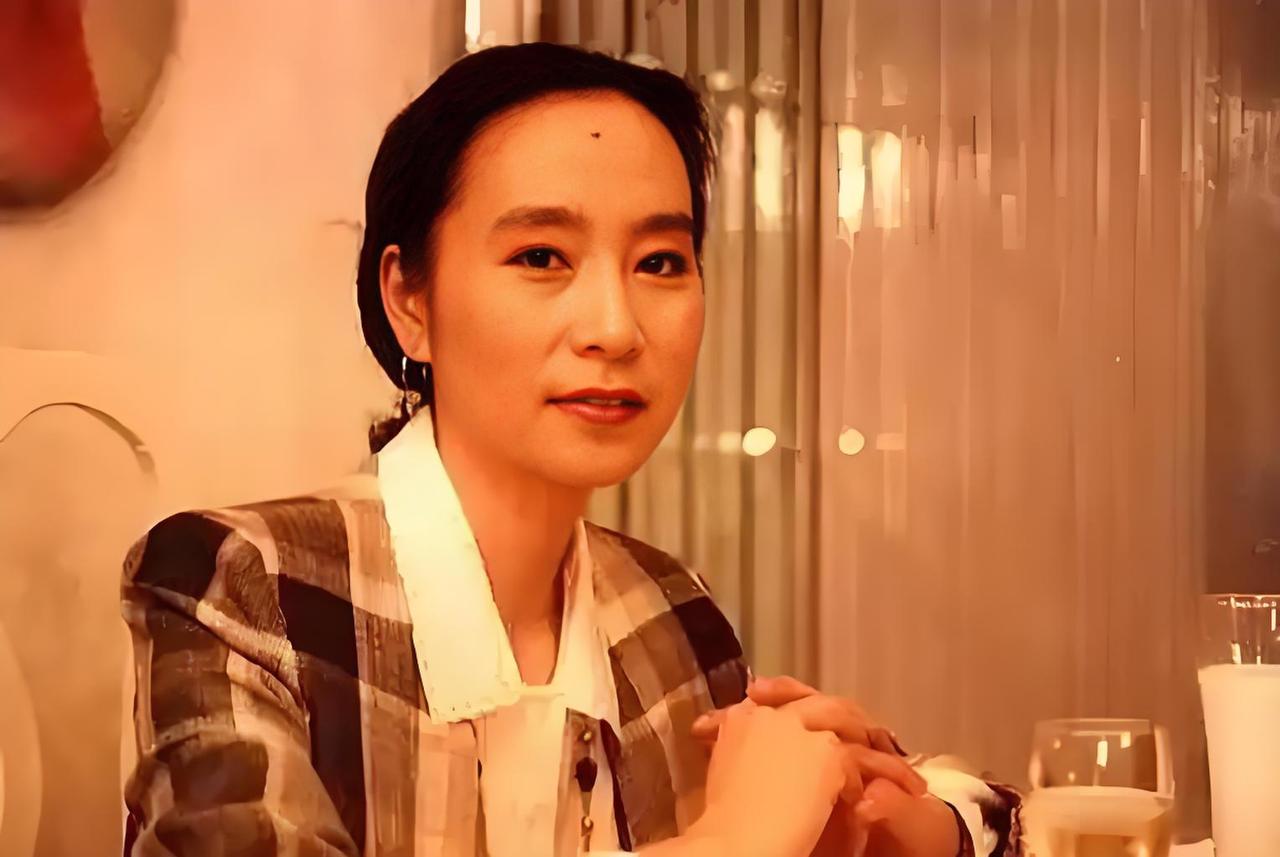 奚美娟这步棋算是赌错了。本来可能想立一个单亲妈妈人设，好掩饰一下自己不为人知的私