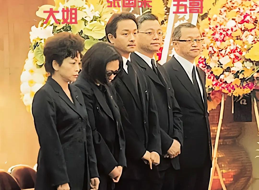这是1998年10月张国荣与哥哥姐姐在一起的图片！当时张国荣母亲潘玉瑶因病离世