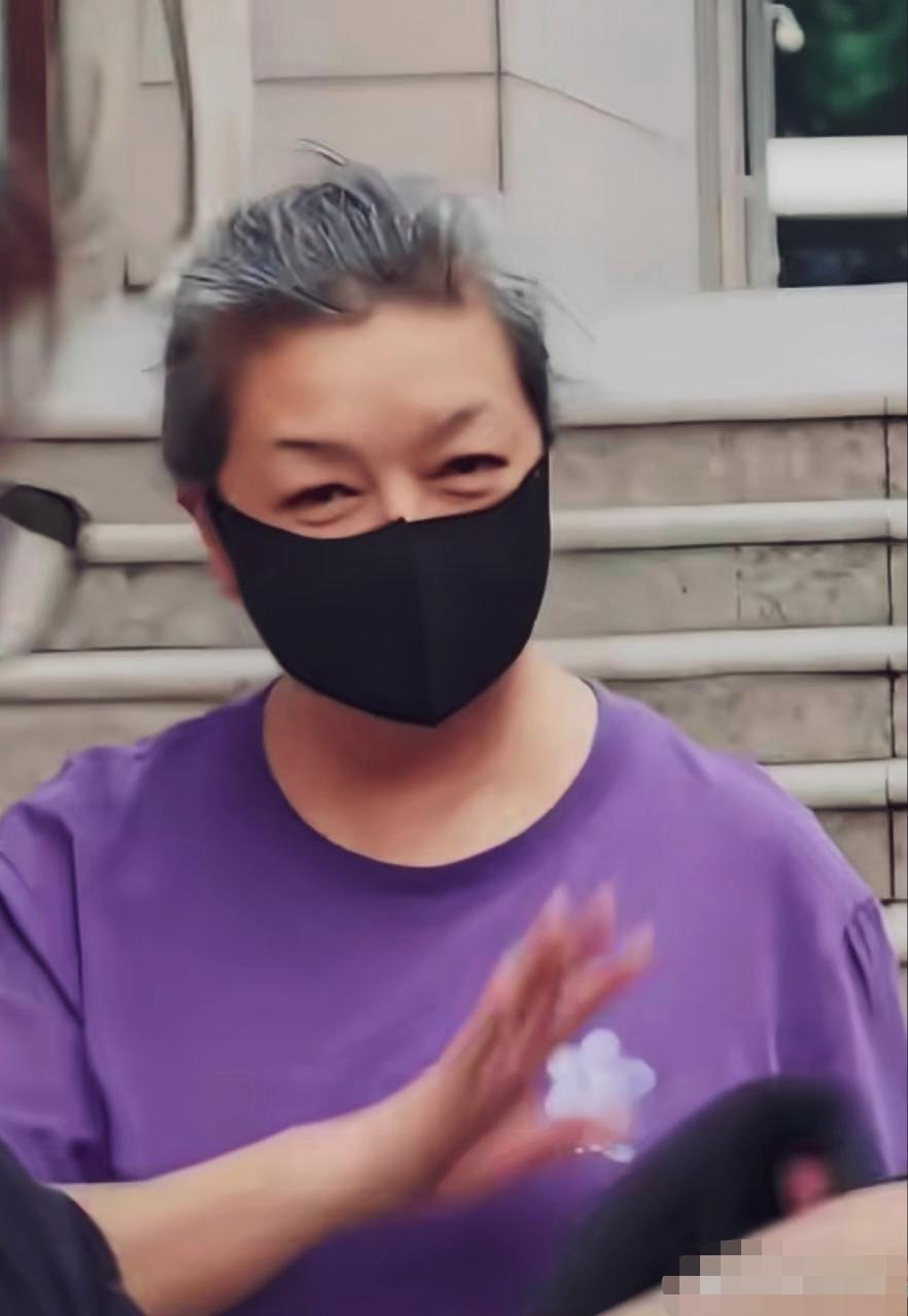 江珊灰发随意挽成发髻，身材圆润，眼袋下垂，已经看不出年轻时候的模样。