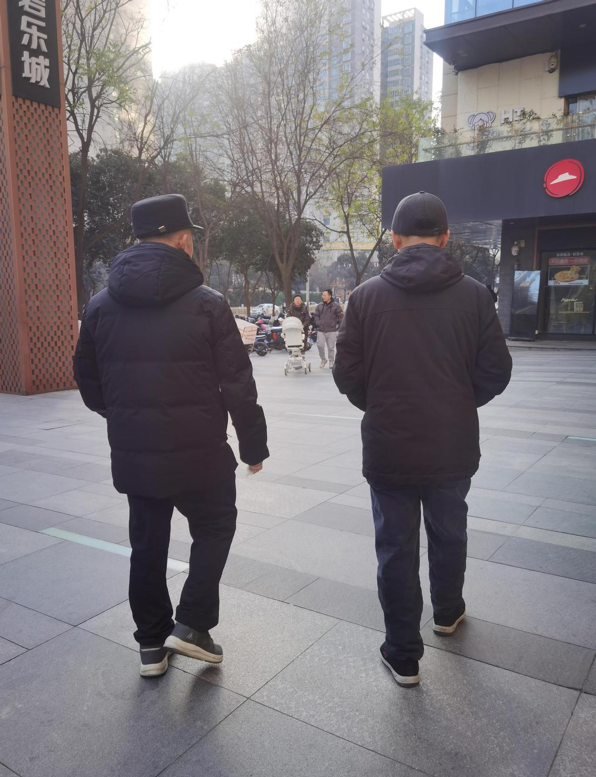 十年没见的大哥大嫂突然造访，见面第一件事竟然是坚持住宾馆，坚决不住家里！刚开始