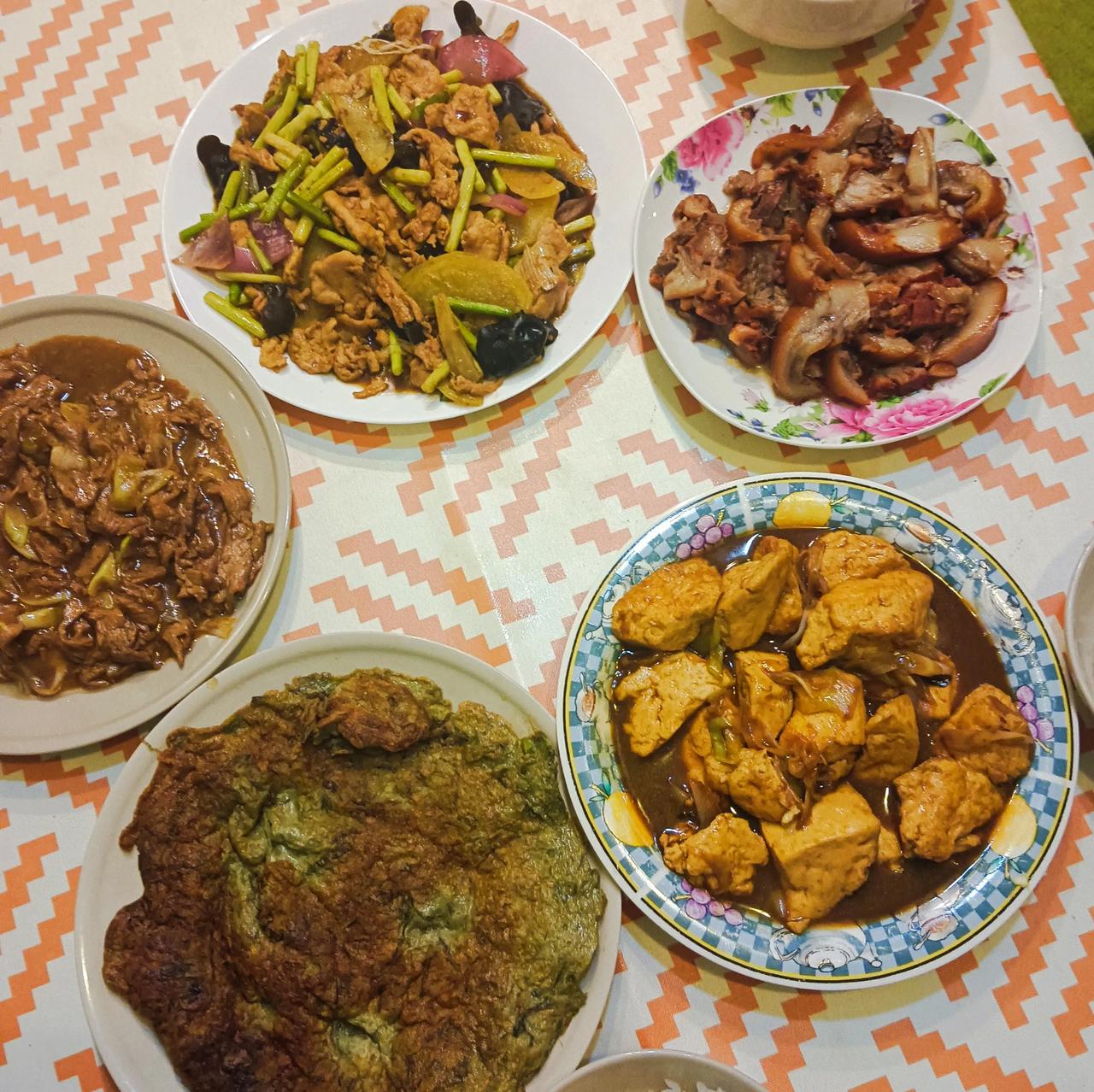 今天周日，又是个团聚的日子。我们平时吃肉不多，但为了爱吃肉，无肉不欢的孙子，上