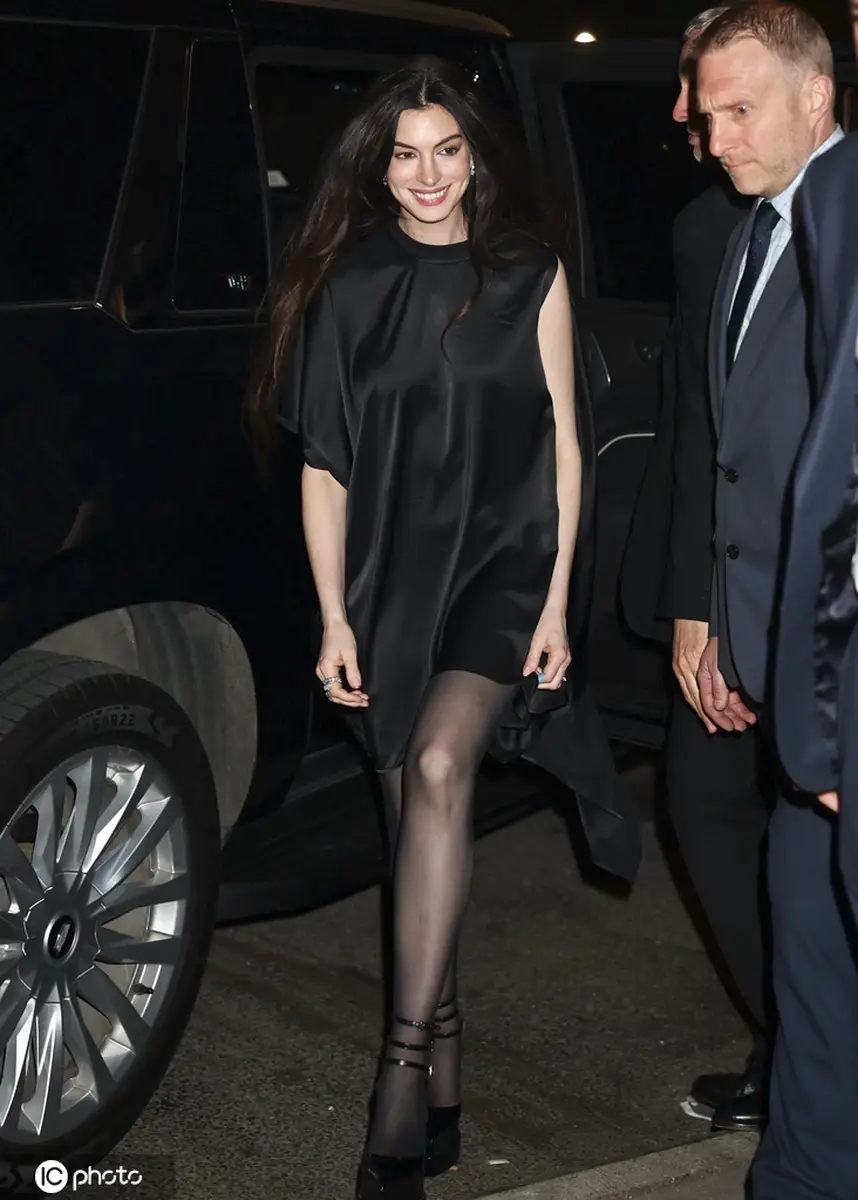 安妮·海瑟薇亮相《圣母玛利亚》庆功宴一袭黑色迷你裙惊艳全场