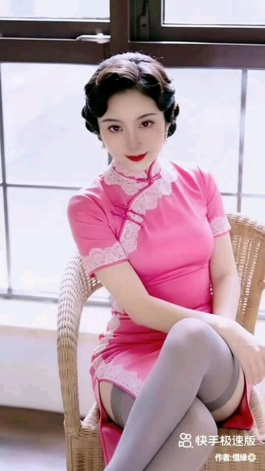 复古旗袍少女，优雅坐于藤椅，红唇与粉色旗袍相映成趣。