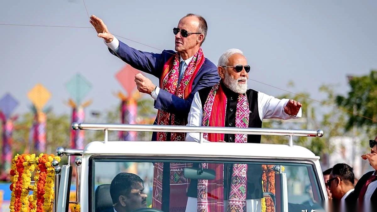 德国那位要员默茨去印度，跟莫迪见了一面。结果，一张照片直接在外网炸了。照片里