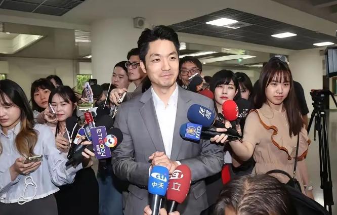 彻底炸锅了！9月14号，台湾那边突然扔出一颗大雷——已故台军中将郭礼伯的儿子郭贻