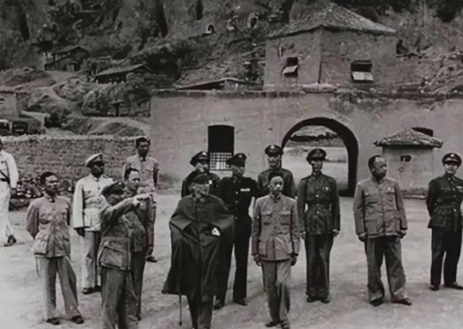 1947年，胡宗南攻占延安后，蒋介石决定亲自去看一看毛泽东住过的窑洞，目光扫过屋