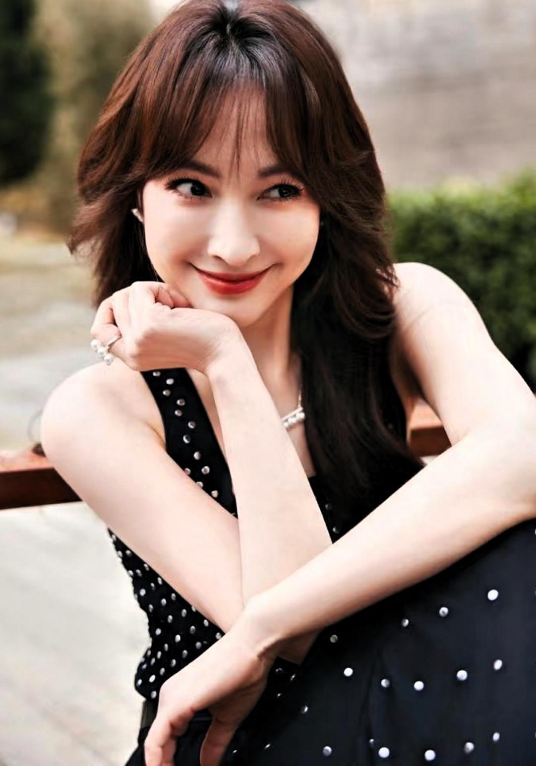 真是搞不懂吴昕，说她不聪明吧，她做什么成什么。早年手上囤了一堆房子，在高位时卖掉