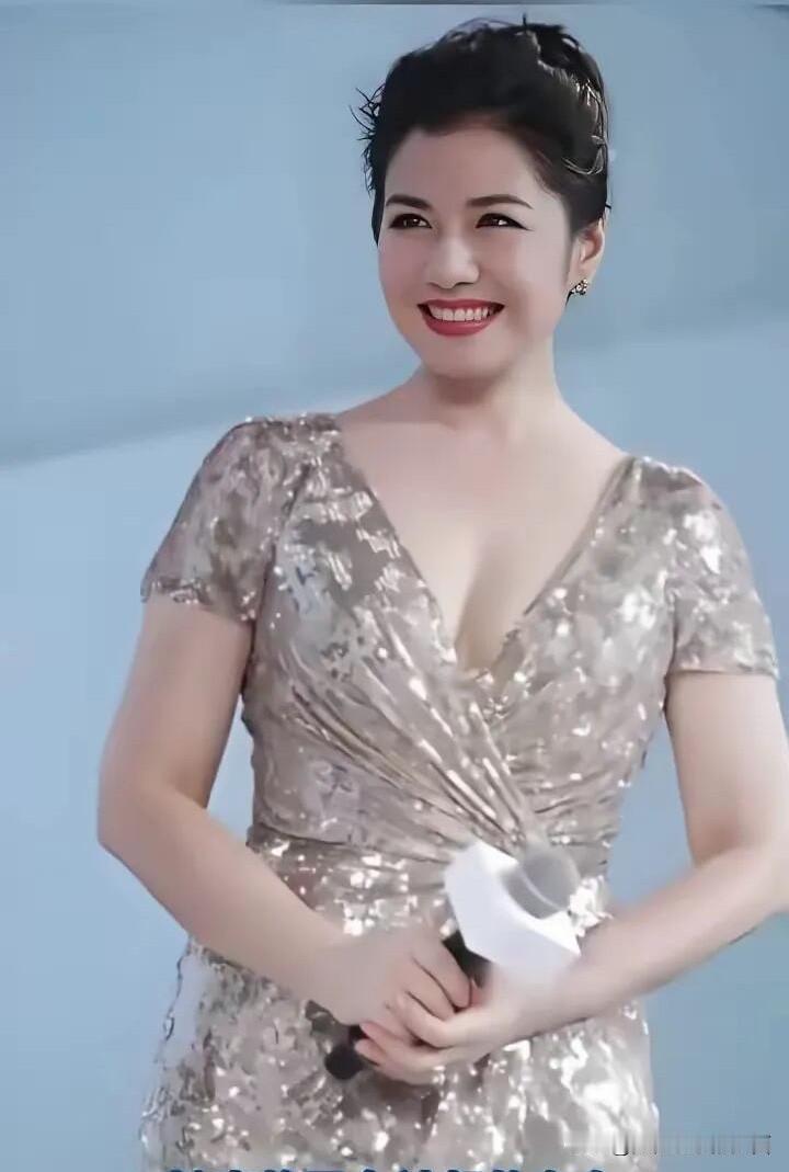 突然发女神好美啊，气质和状态不输年轻的时候，都60多岁了还有这么漂亮的脸蛋，和精