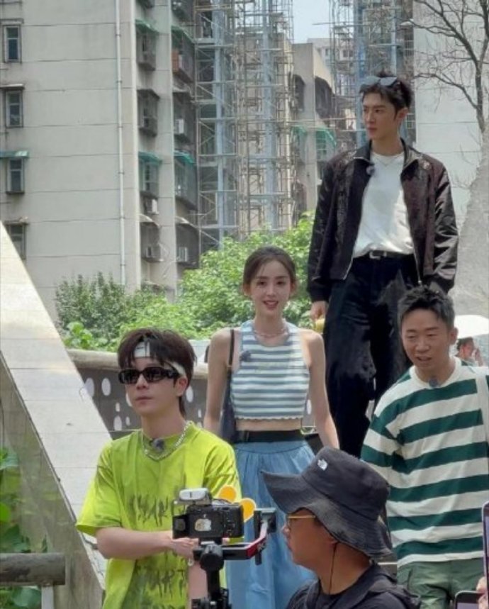 路人拍的古力娜扎，又白又瘦，太美了。她有没有45公斤呀？实在是太瘦了，这个直角肩