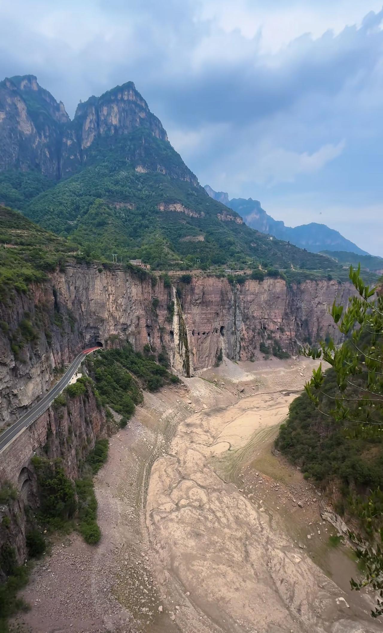 干涸的陈家院水库，常年不通车的陈家院挂壁公路(飞瀑长廊景观难再现)