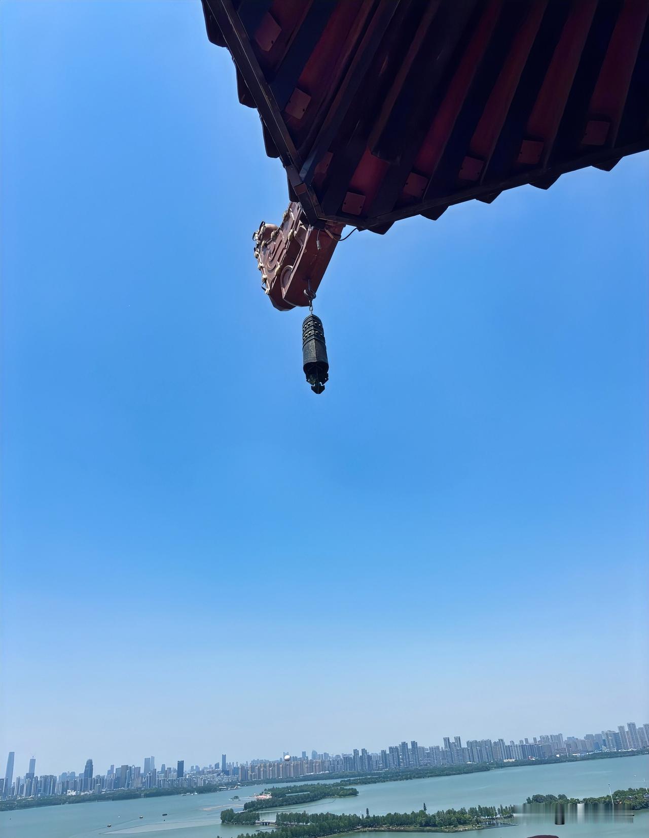 昨晚聚餐，席间一位大哥突然说：各位兄弟，听我一句劝。如果你那天正葛优瘫在沙