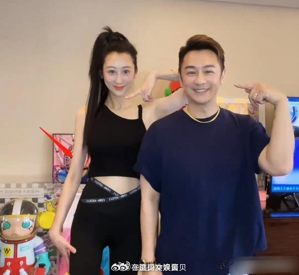 生了这么多个肚子还这么平坦光滑，也是佩服