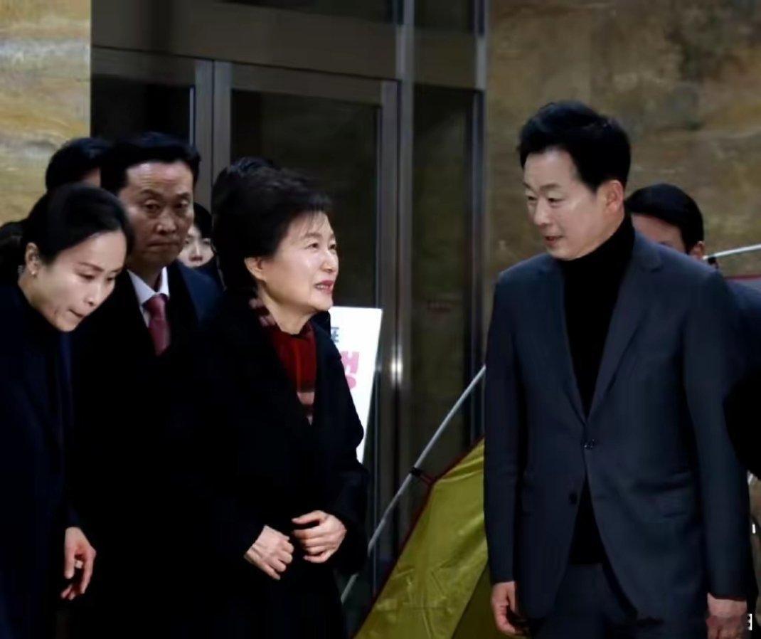 久未在公众视野中露面的朴槿惠，于今年1月22日正式现身，此行目的是探望已绝食8天