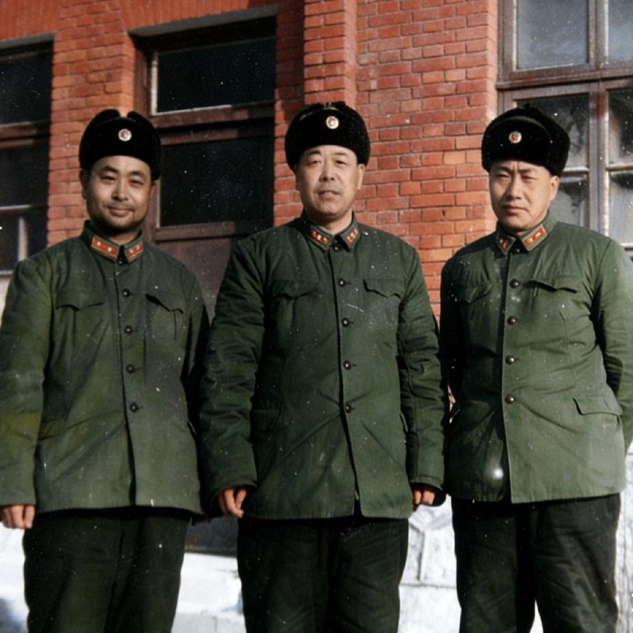 60年代，徐湖平在部队服役期间的三位上司，一张罕见的合影，站在中间的是岳振华大校