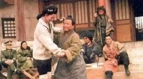 1998年，王思懿出演潘金莲，导演张绍林问她：“拍吻戏有压力吗？”王思懿娇羞地摇