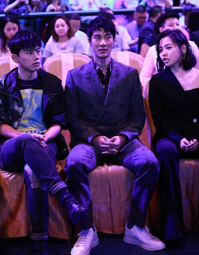 张杰和王力宏合影，王力宏不知在想啥，张杰坐在一旁看起来不高的样子。不过虽然张杰不