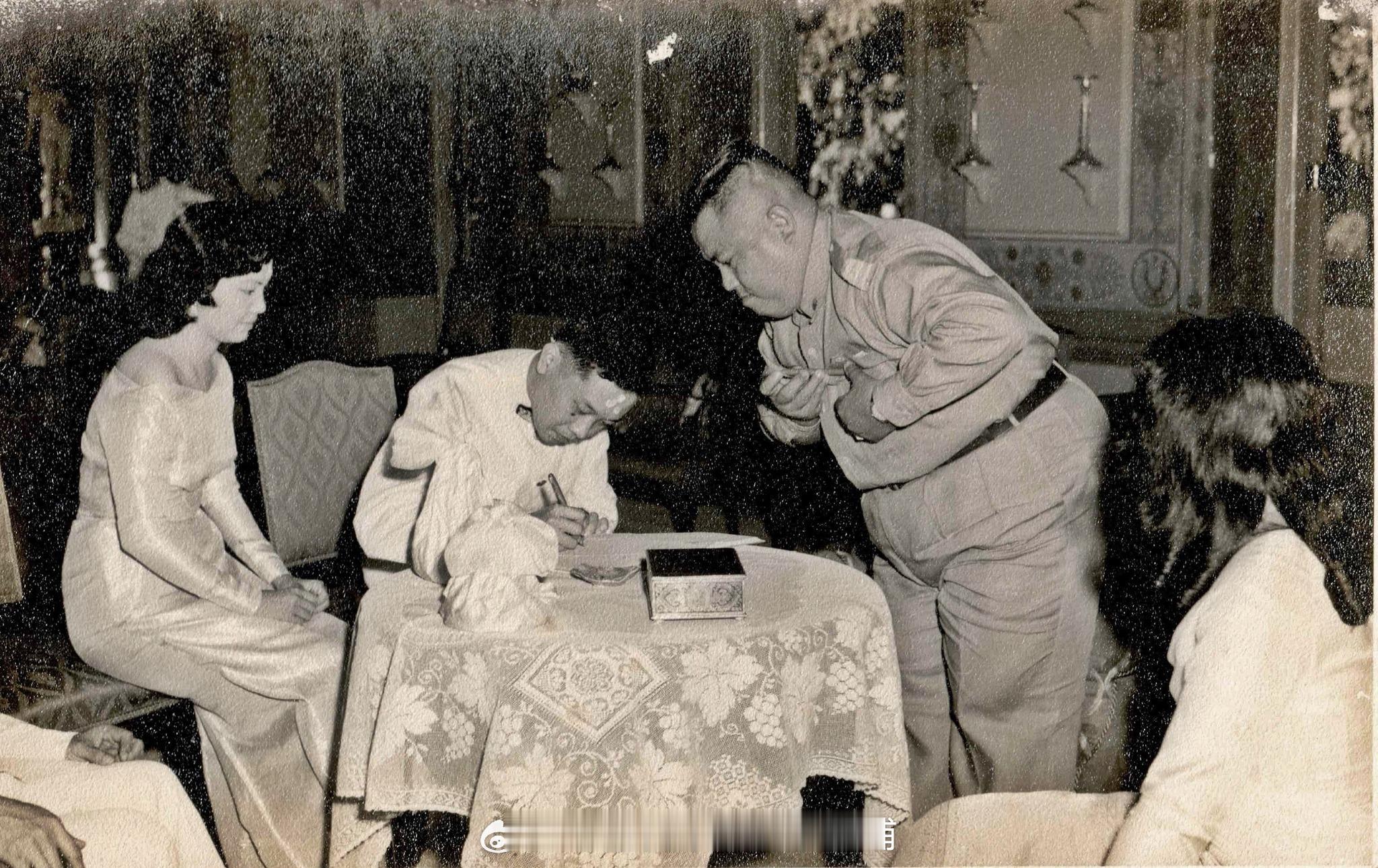 王室王室泰国王室老照片：1957年，红唇姐的大哥卡利亚纳吉和阿伦夫人的婚礼。卡