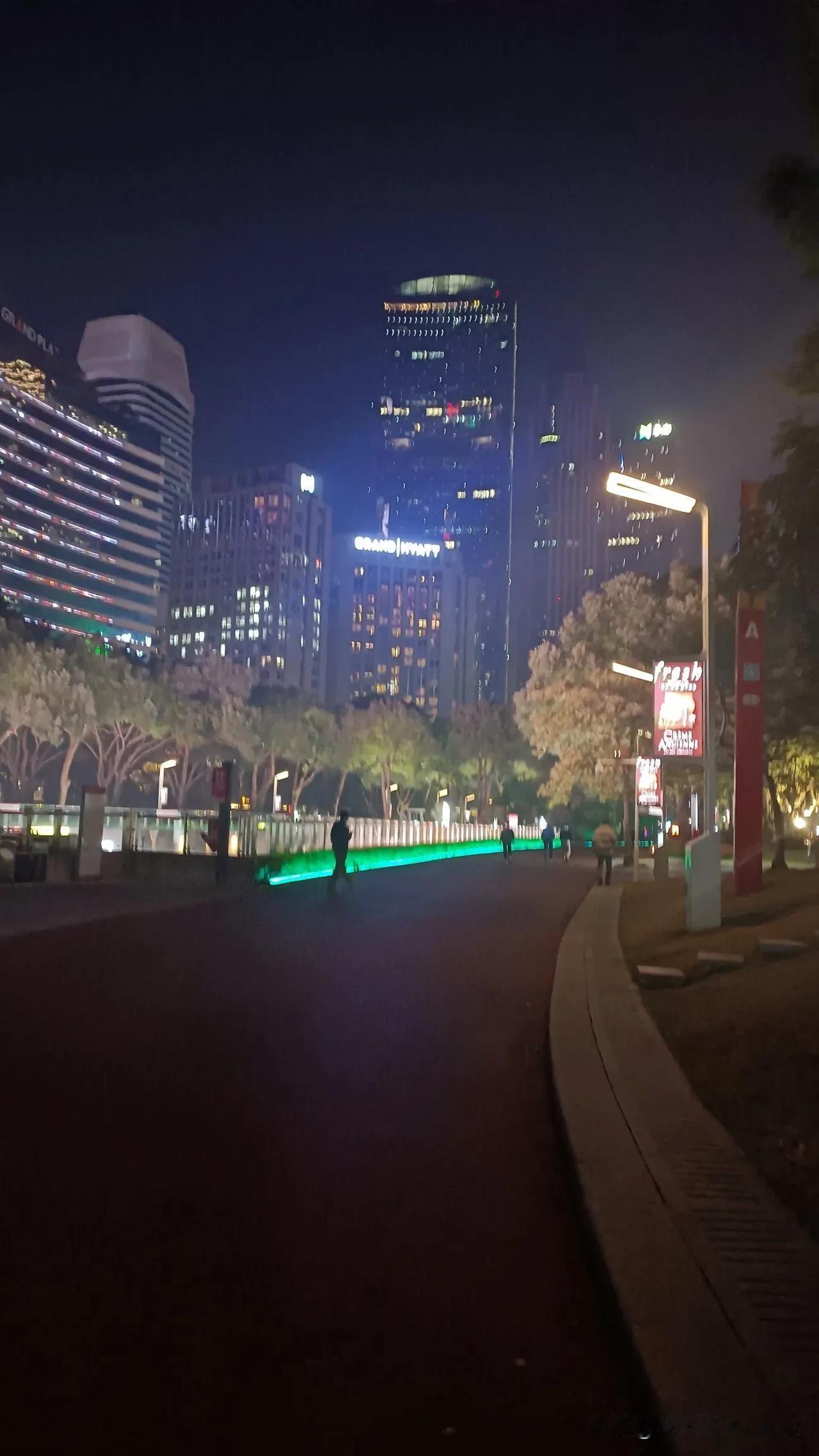 1月14日去广州花城汇散步，那感觉太美妙了。花城汇热闹非凡，周围人来人往。远处的