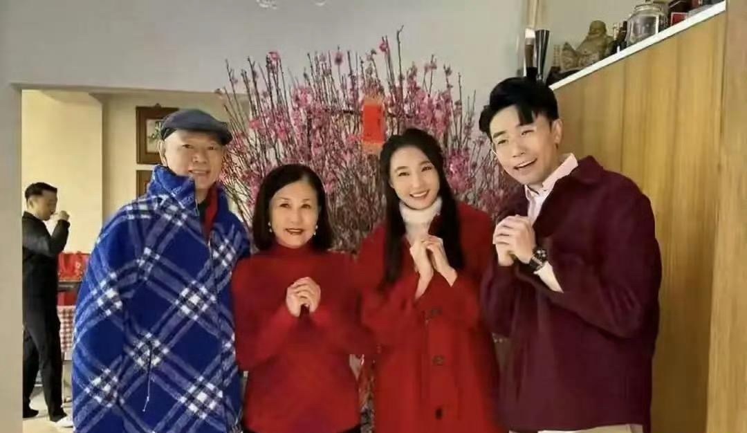 汪明荃在6000万豪宅摆年宴！超50位宾客拜年，不愧是老一辈港星状态惊人