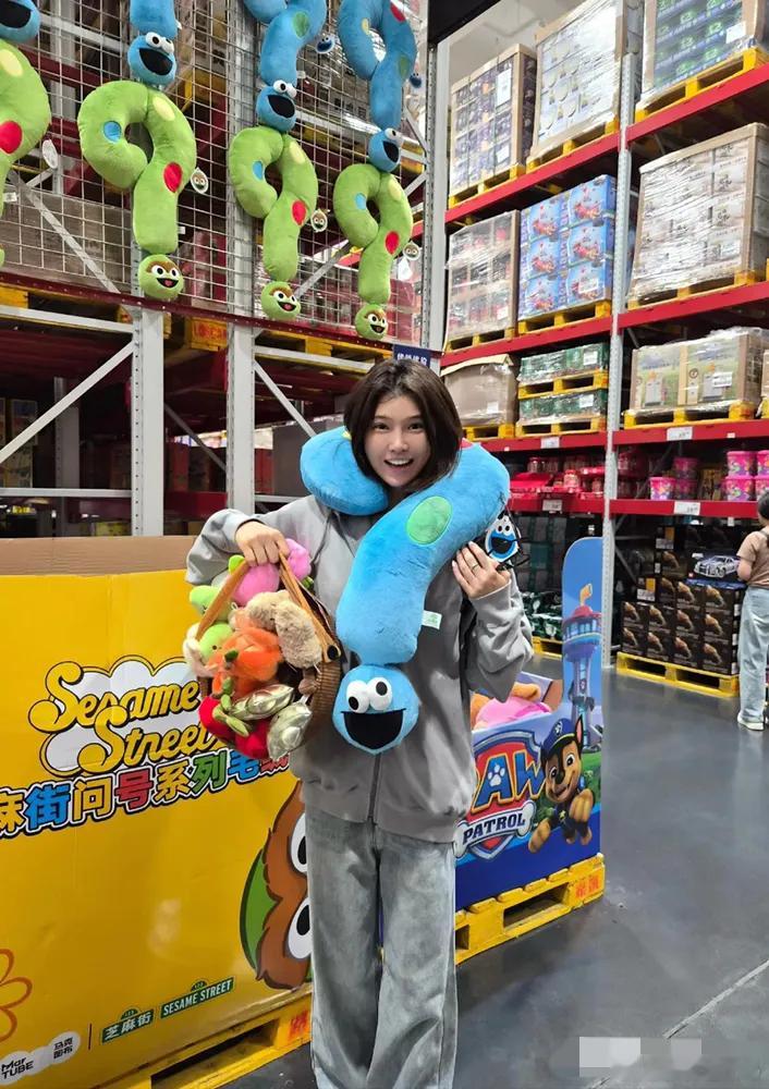 吴艳妮私下里原来这么有活力啊！宽松卫衣配牛仔裤，简简单单的穿搭，却透着满满的青春