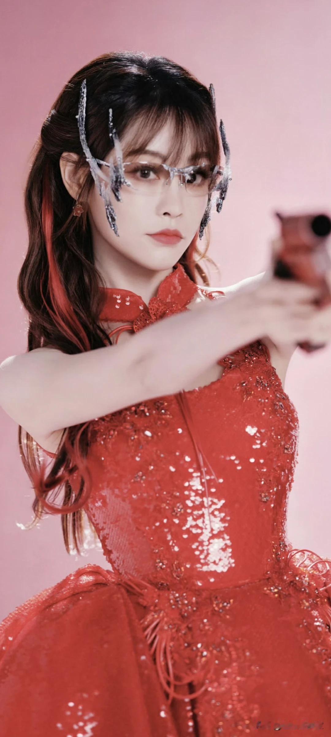 祝绪丹壁纸～ 粉调背景下的红裙美人，手握红枪，性感又带点小野性！