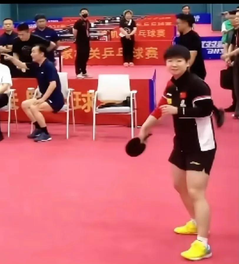 被莎莎可爱到的一天谁懂啊！“旗帜杯”现场，场下喊“莎莎”，她突然懵圈转身，