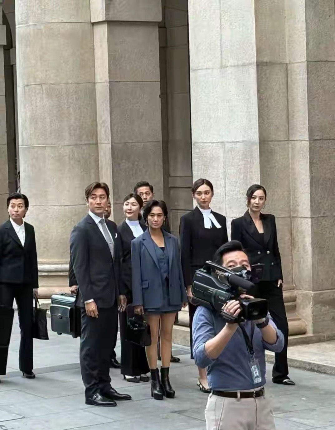 个矮真是硬伤，即使美如朱茵，站在大高个堆里，也是这么的不起眼