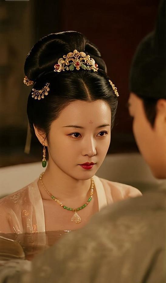 1462年，15岁的太子朱见深正在洗澡时，从小照顾他的乳娘进来加水。朱见深见状，