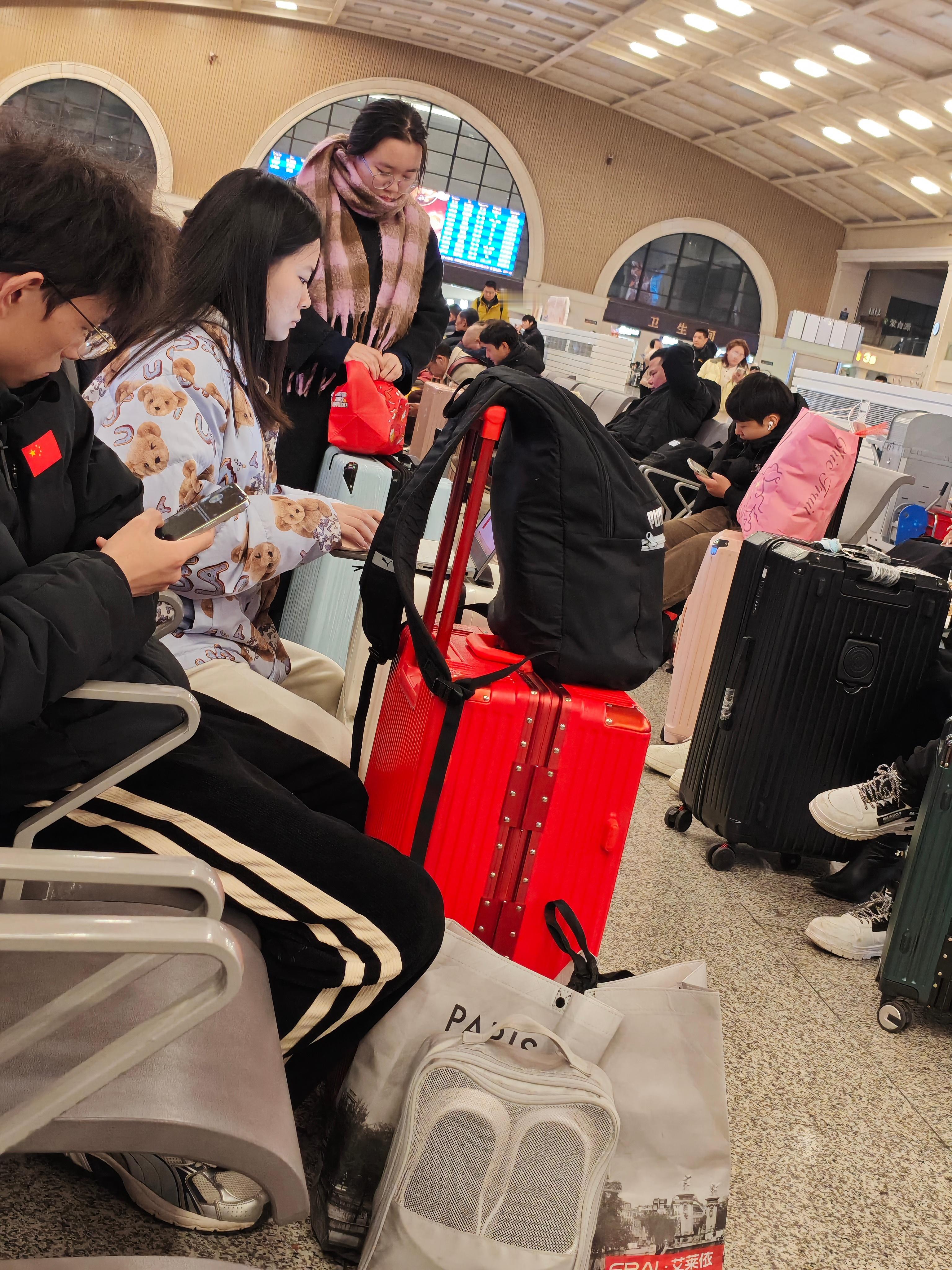 这个女孩子好认真啊，都在等车，她一直拿着笔记本电脑办公，凌晨1点多，好想过去问问