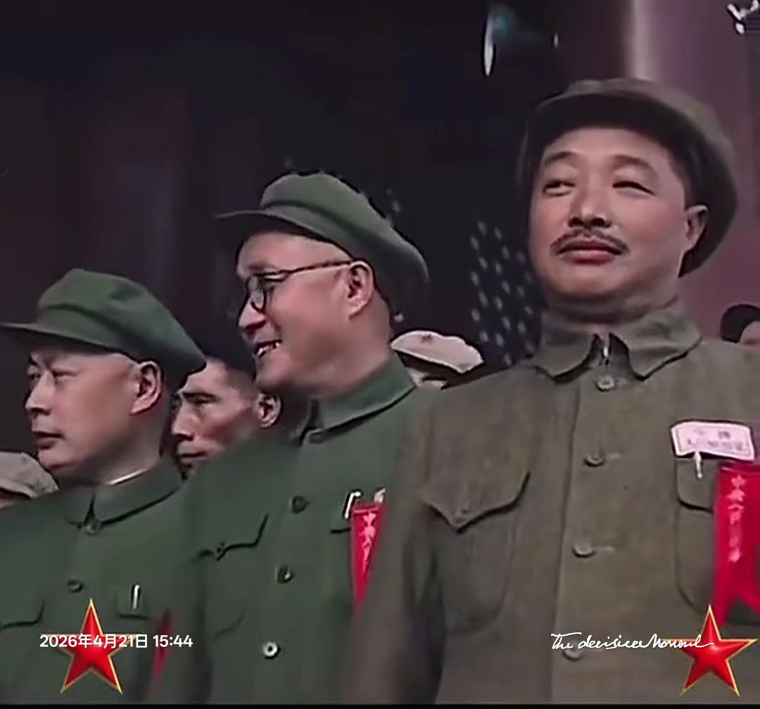 1949年在天安门城楼上，一张珍贵的照片，值得纪念的日子，都认识这三位元帅吗？敬