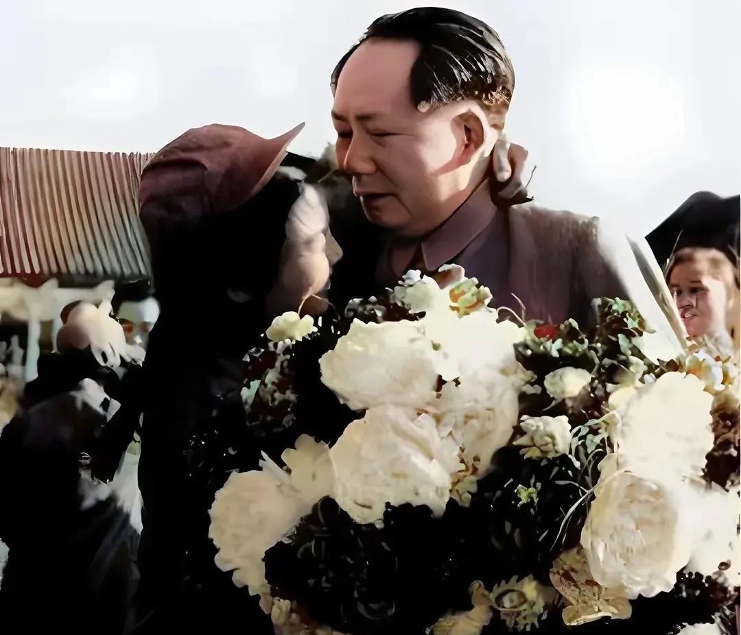 这张照片实在是太珍贵了，1953年5月，志愿军代表解秀梅向毛主席献花时，摄影师