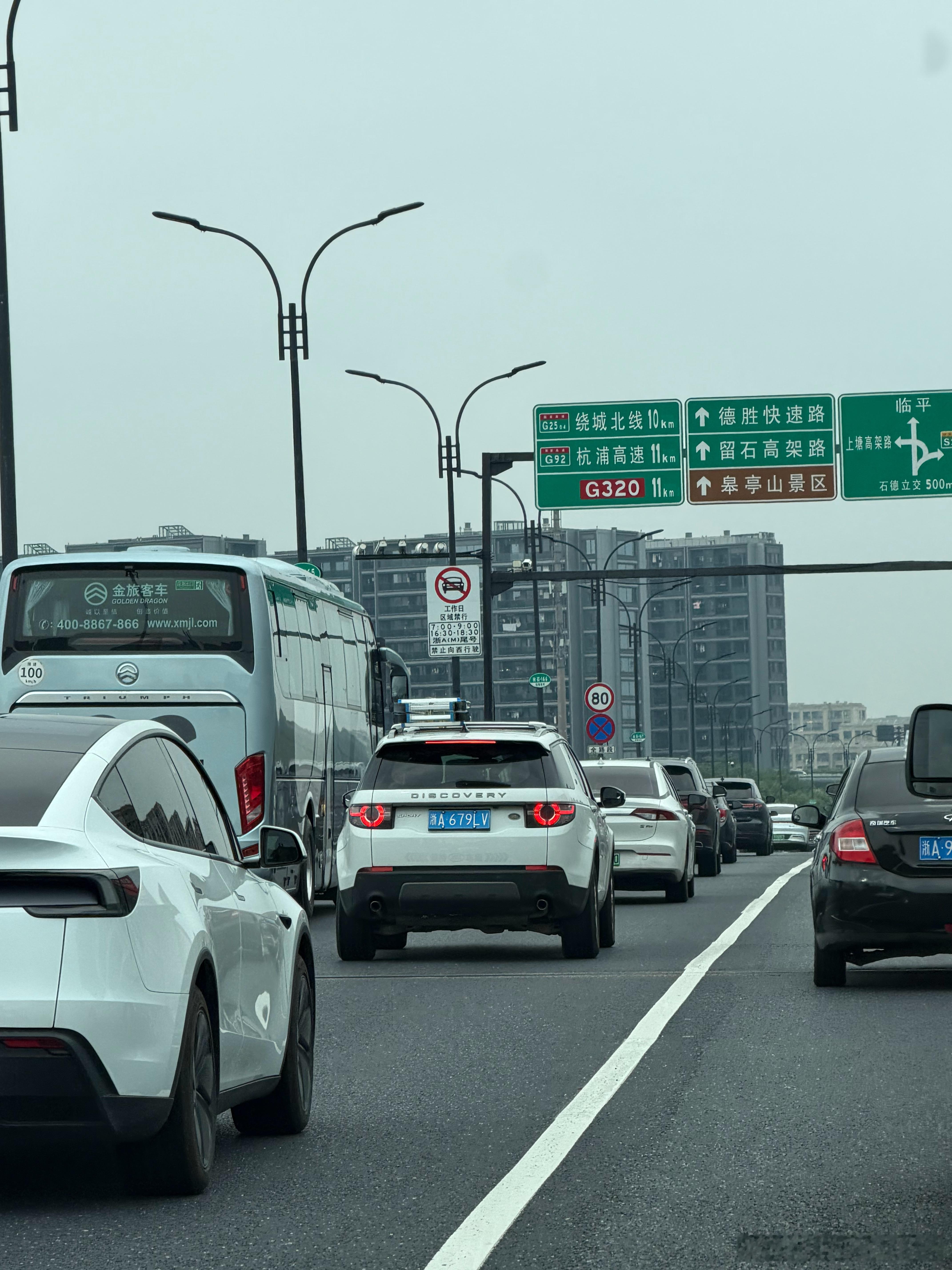 吃得苦中苦，方能开路虎，知道这位大哥为什么能开到路虎吗？头顶的梯子🪜证明了一切