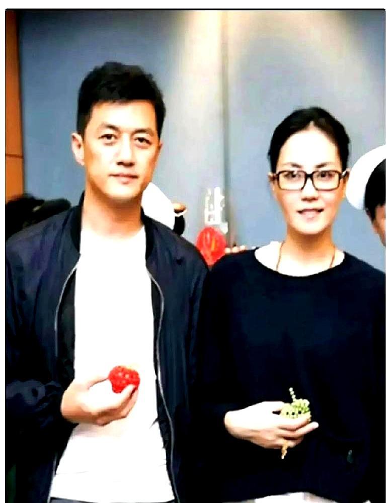 离婚当天，她一分钱没争王菲把李亚鹏留在被告席，自己转身去胡同吃炸酱面。20