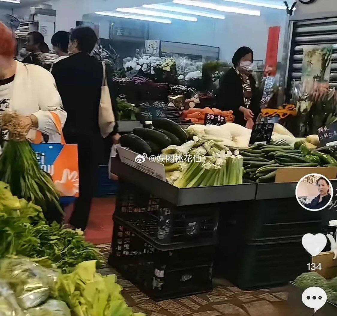 小杨阿姨逛台湾菜市场，暗戳戳对比引热议，一家人小心思藏不住！4月1号这天，她彻底