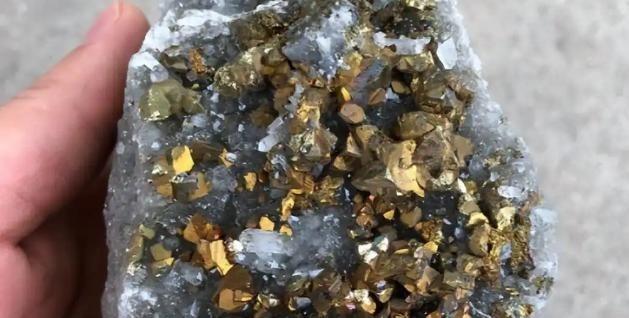 蒙古草原深处埋着一座全球瞩目的“金山”——奥尤陶勒盖铜矿，储量占地球总储量的8%