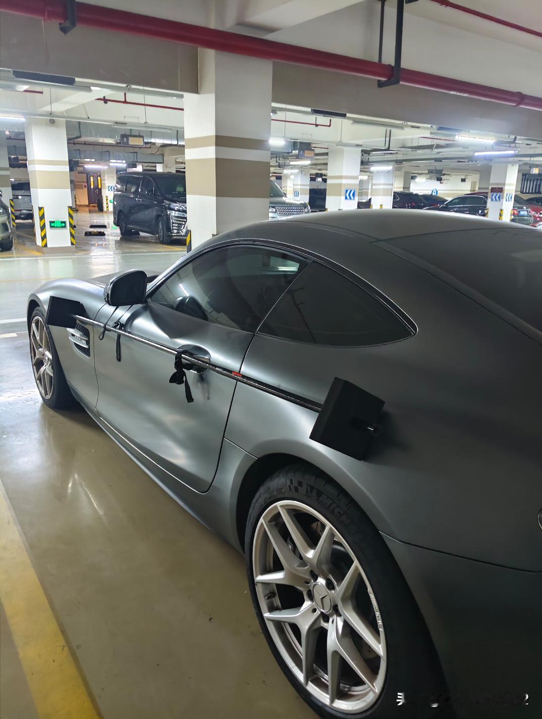 心疼奔驰车主2秒钟，他太爱护他的车了，特别怕开门杀。现在车越做越大越