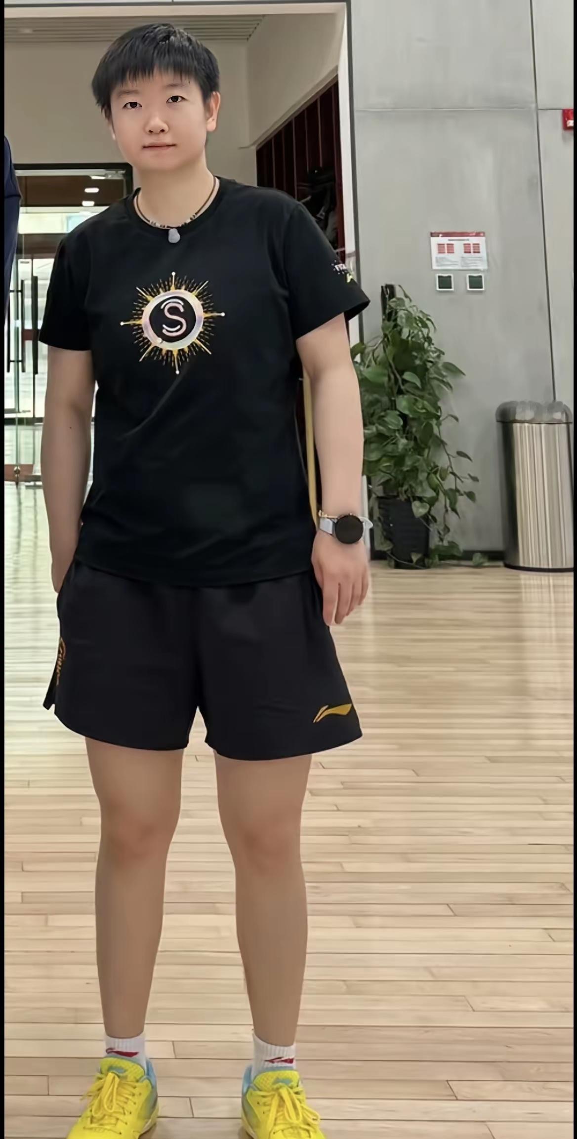 1月15日新鲜的莎莎！今天莎莎现身训练馆，不少网友发现莎莎有两点变化：一是莎莎