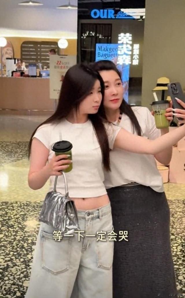 47岁张棪琰给18岁女儿办成人礼，女儿一米七不叫妈叫张女士，网友：30岁离婚带俩