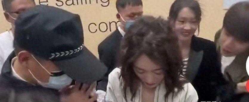 演技太绝！李乃文扮保安，成功骗过李小冉要签名李乃文乔装保安找李小冉索要签名，演