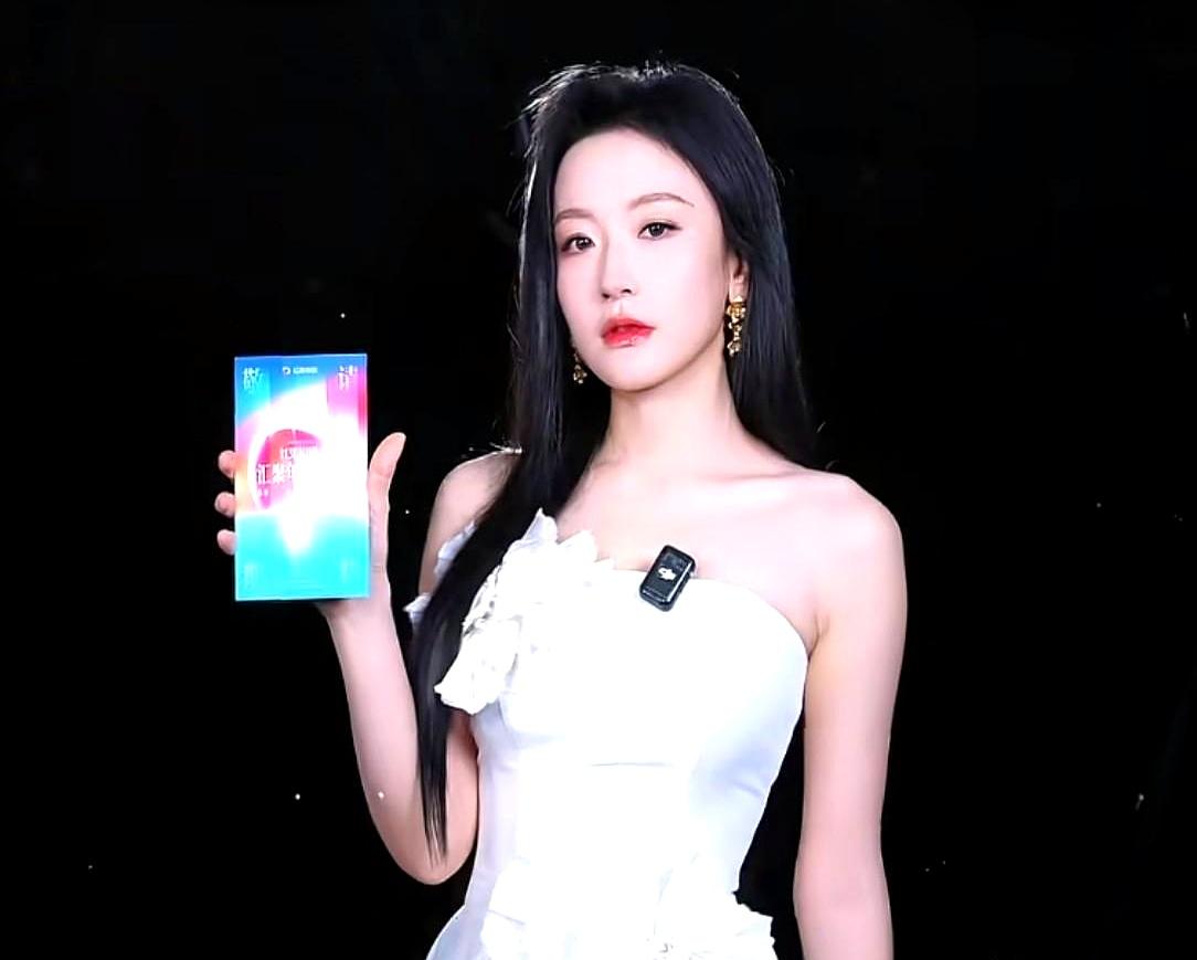 韩雨桐翻车现场网友一句话总结：口碑塌房比短剧更新还快。传闻中的顶流搭档