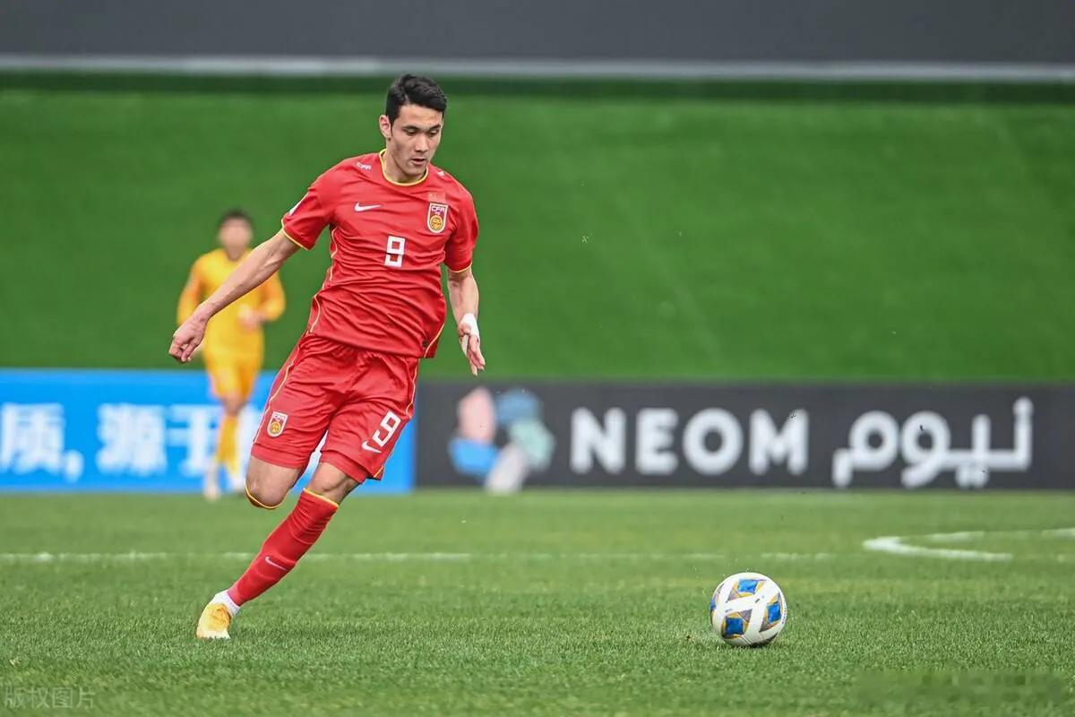 拜合拉木加盟成都蓉城，他是很多球迷喜欢的大帅哥，可喜可贺。虽然脚下技术差点，但可