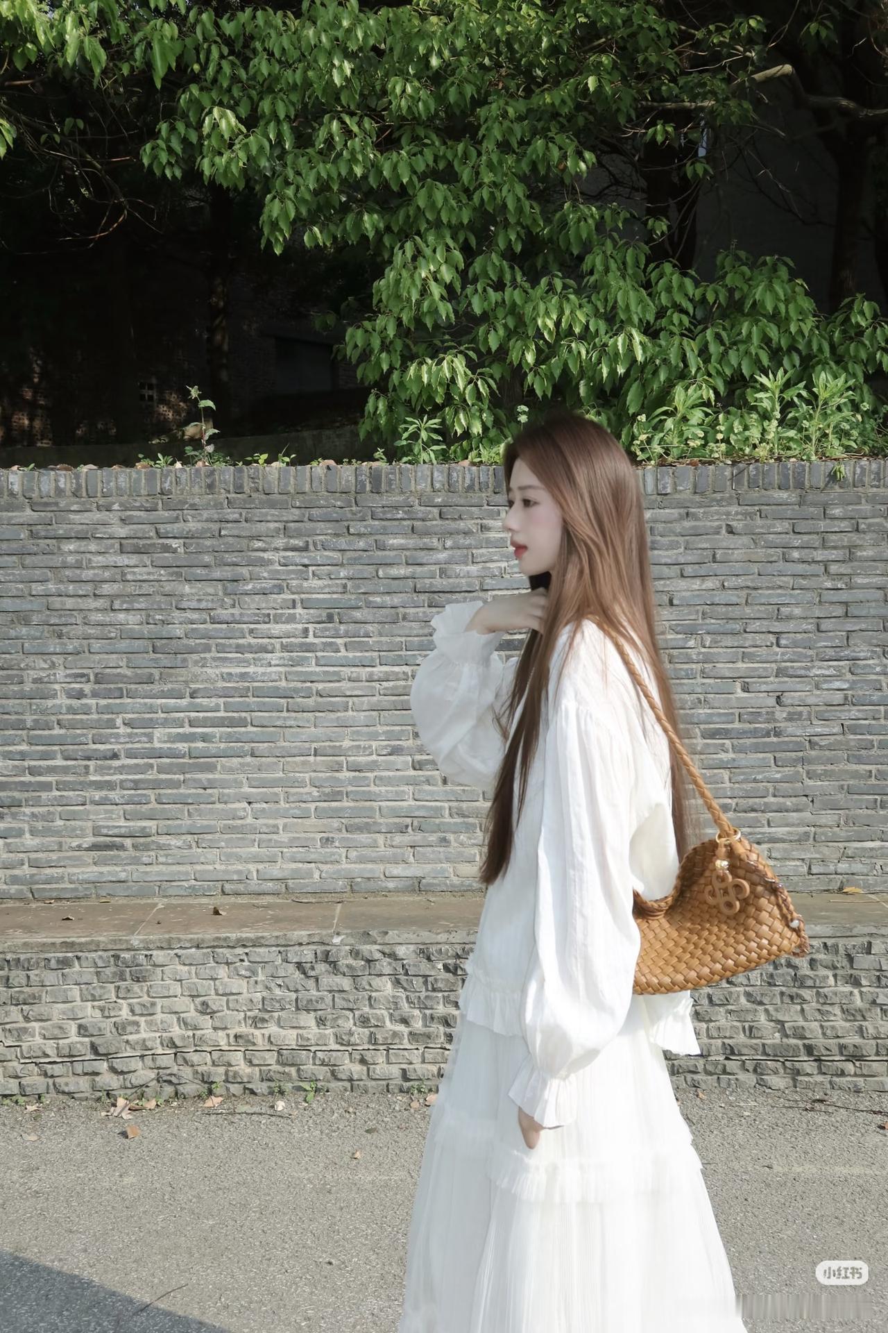 白衣飘飘，竹篮斜挎。
