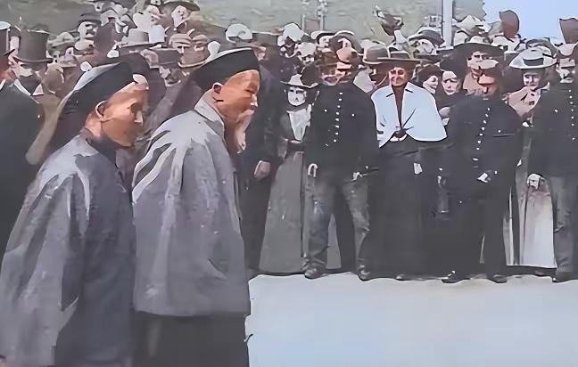 李鸿章73岁首次踏上美国，看到纽约20层高楼后，当场说了一句让人沉默的话。那