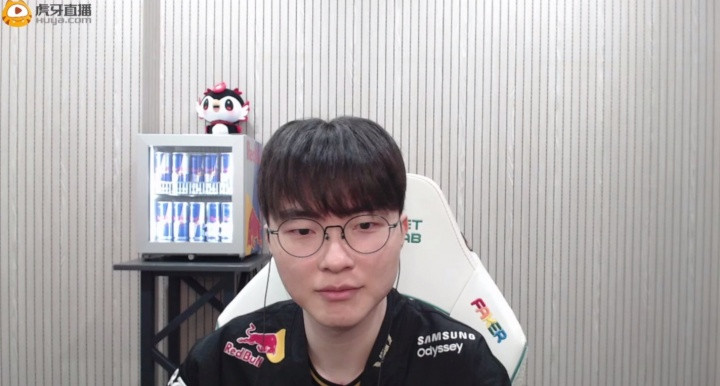Faker: 今天有找一位粉丝和我一起直播 真的是普通人 不是旺乎
