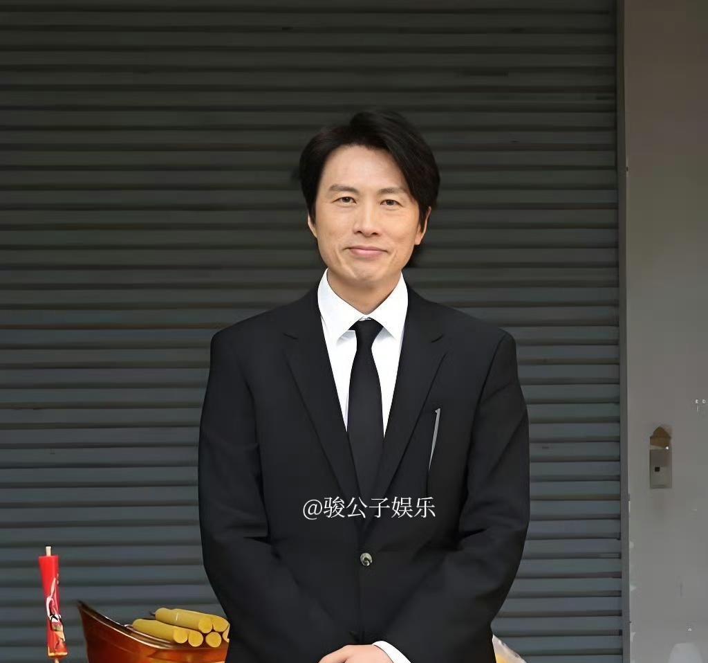 9月3日，黄子华发文回应与年轻女子在庆生合照中的背后拥抱，称该女子是他的好友黄呈