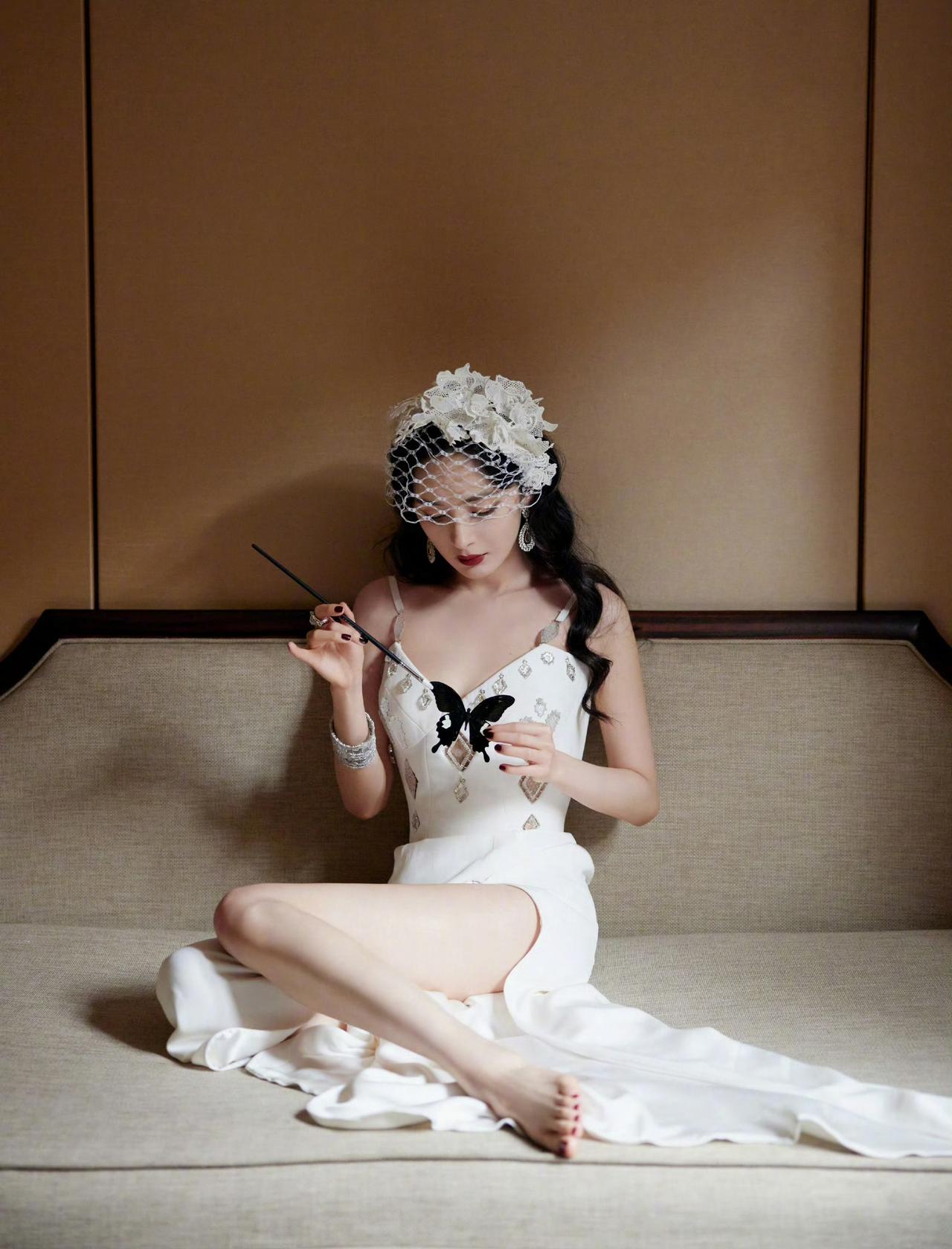 怎样穿搭知性又显身材?复古优雅，黑白蕾丝的梦幻时光杨幂！！！