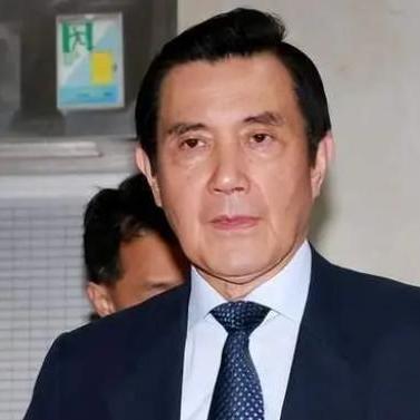 民进党前“立委”沈富雄日前在台媒节目上爆料，除了台前的金溥聪之外，马英九多次在半