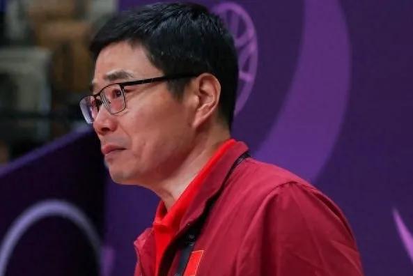 男篮亚洲杯前，CBA公司召集各家俱乐部老总开了个会，会上这些投资方联合对协会施压