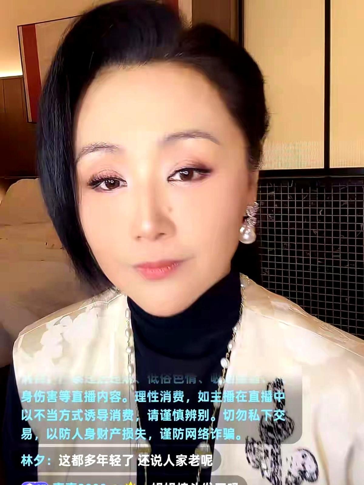 曹颖直播时，有网友问她：“姐姐，你头发怎么保养的我记得她当年在央视主持着王牌栏