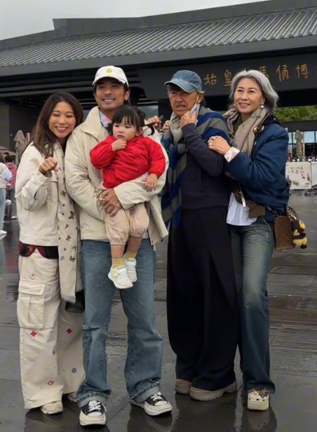 林子祥叶倩文带儿子孙女游兵马俑叶倩文精神状态很好，怀抱孙女很亲昵，林子祥跟在旁